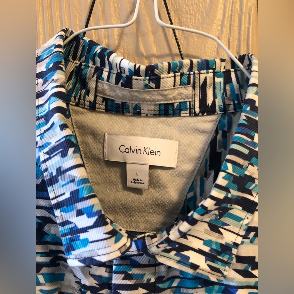 Calvin Klein patterned button up - Picture 3 of 4